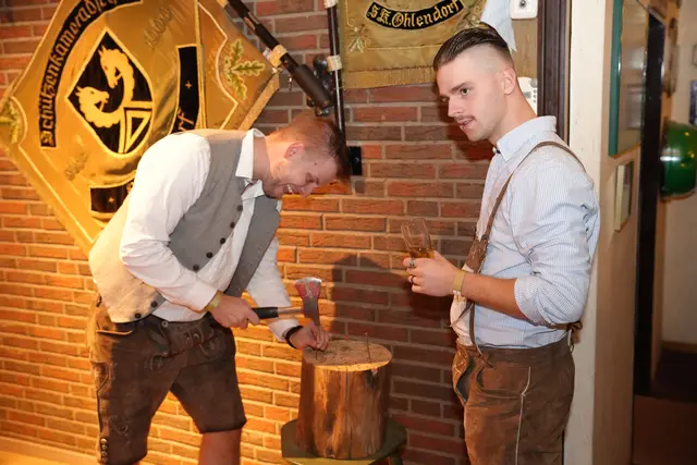Oktoberfestgäste beim "Nageln" | Foto: Sk Ohlendorf von 1900 e.V.