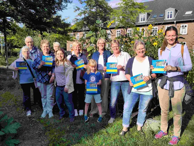 Die Grundschulen Altkloster und Stieglitzweg und sieben weitere Bürgerinnen und Bürger sind jetzt für naturnahes Gärtnern ausgezeichnet worden | Foto: Hansestadt Buxtehude