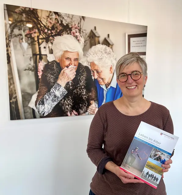 Neue Bilder gesucht: Sylvia Pankop vom Senioren- und Pflegestützpunkt plant die Neuauflage des Seniorenwegweisers | Foto: Landkreis Stade / Nina Dede