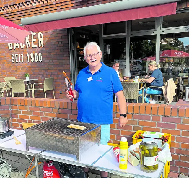  Vorstand Wolfgang Donkers bei der Wurstausgabe | Foto: Benner/Bürgerbus Apensen
