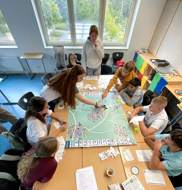 Schülerinnen und Schüler der Oberschule Hanstedt spielen Mobiland und verhandeln spielerisch über eine Schnellbuslinie  | Foto: Oberschule Hanstedt