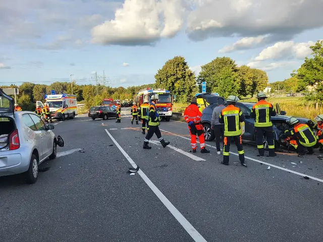 Die Feuerwehr nimmt auslaufende Betriebsstoffe auf | Foto: A. Feldtmann