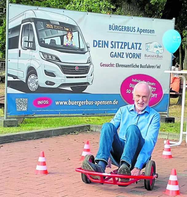 Kassenwart Bernhard Wienberg versuchte sich beim Kinderparcours vor dem Bild mit der Fahrerwerbung | Foto: Benner/Bürgerbus Apensen