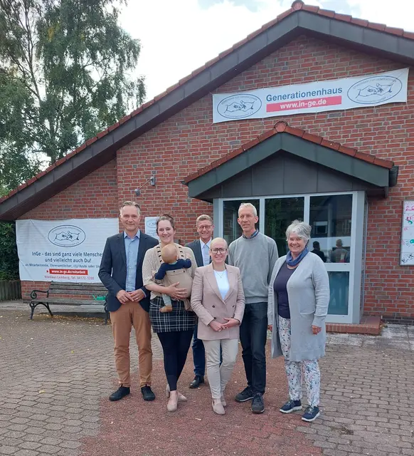 Freude über die Förderung (v. li.): Samtgemeinde-Bürgermeister Jens Köster, Judith Höfler (Sozialausschuss), Ordnungsamts-Leiter Falk Pillath, Landtagsabgeordnete Nadja Weippert sowie Nikolaus Lemberg und Anette Purschwitz von "InGe" | Foto: Petra Homann