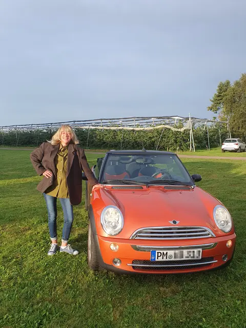 Mit blonder Perücke doubelt Bianca Peters in einer Filmszene Schauspielerin Felicitas Woll. Sie trägt das Outfit der Hauptprotagonistin Beke und fährt deren Mini Cabrio | Foto: B.P.