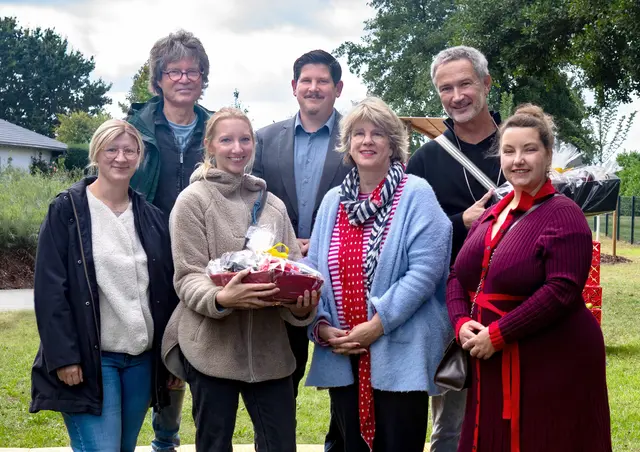 Billie Danker (v. li.) und Frank Patt, Bea Westermann, Ortsvorsteher Nils Hillmer, stellvertr. Bürgermeisterin Sabine Lehmbeck, Carsten Janßen, Anika Förster | Foto: Stadt Winsen
