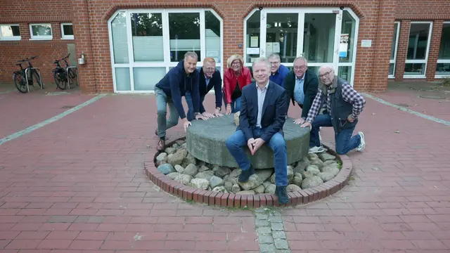 Tim Siol (vorn) wird als Kandidat von allen demokratischen Fraktionen der Samtgemeinde Fredenbeck unterstützt (v.li.): Markus Winter (Grüne), Marcel von der Lieth (CDU), Petra Tiemann (SPD), Torsten Lüchau (FDP), Helmut Klintworth und Rolf Helmecke (beide FWG Pro Bürger) | Foto: sb