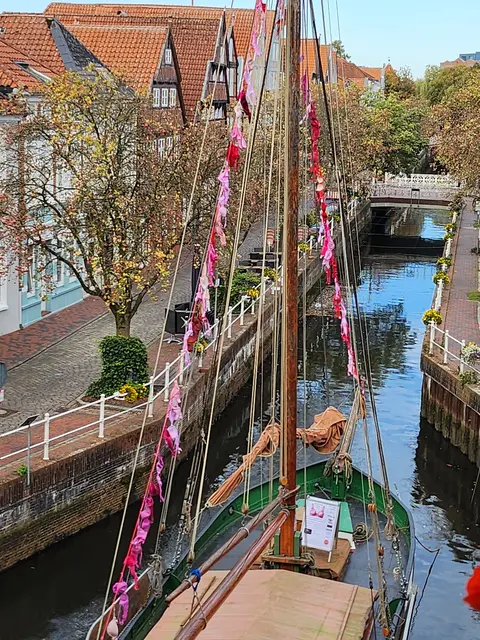 Auch der Ewer Margareta wird mit pinken BHs dekoriert | Foto: Sie - Dessous &amp; mehr 