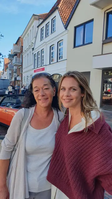 Nach den Dreharbeiten am Buxtehuder Ostfleth: Bianca Peters (li.) und Felicitas Woll sind zufrieden mit dem Ergebnis | Foto: B.P.