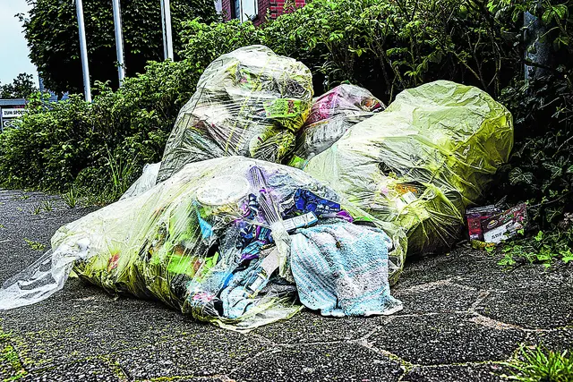 Kürzlich lagen im ganzen Landkreis viele Gelbe Säcke tagelang auf Straßen und Fußwegen | Foto: ts