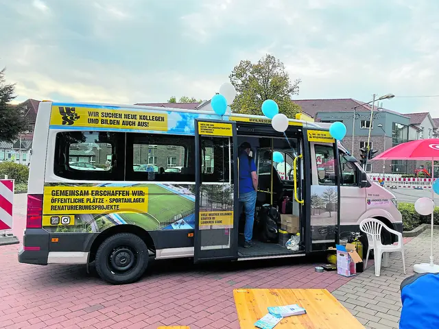 Der neue Bus wird vorgestellt | Foto: Benner/Bürgerbus Apensen