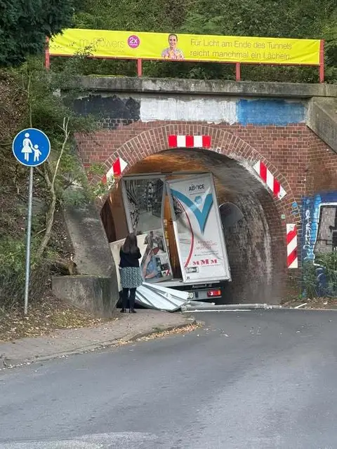 Der Transporter verklemmte sich im Mühlentunnel  | Foto: Steffi Eckhoff-Emme