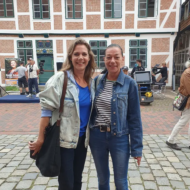 Hauptdarstellerin Felicitas Woll (li.) mit Bianca Peters am Filmset in der Bürgerei in Jork | Foto: B.P.