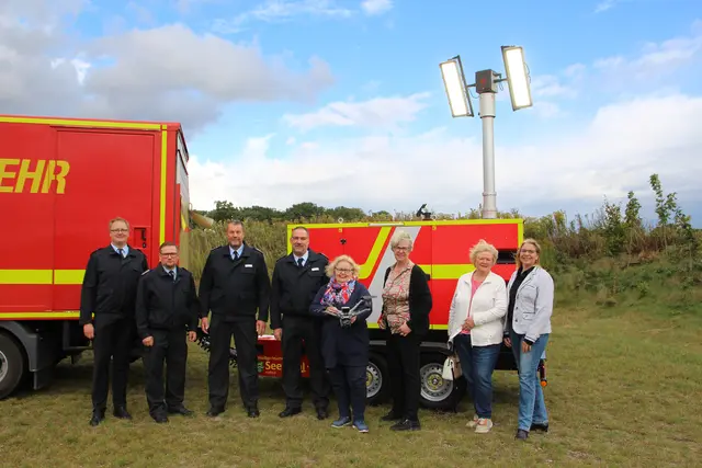 Über die Indienststellung des neuen Lichtmastanhängers und der neuen Drohne freuen sich (v.li.) Clemens Cohrs (FF Ramelsloh), Simon Steffen (FF Hittfeld), Andreas Brauel, Rainer Wendt, Angelika Tumuschat-Bruhn (mit Drohne), Bürgermeisterin Emily Weede und die Ausschussmitglieder Berit Rohte und Nicole Bathke | Foto: Pressestelle Feuerwehr Seevetal