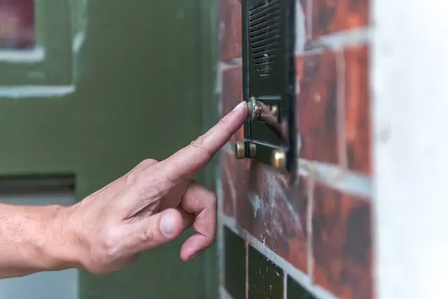 Betrüger klingeln im Landkreis Stade an Haustüren, um angeblich Nachhilfeunterricht anzubieten | Foto: Adobe Stock/andre