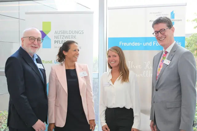 Ausbildungsnetzwerk-Treffen: Klaus-Jörg Bossow (Krankenhaus Buchholz und Winsen), 
Kreisrätin Ana Cristina Bröcking, Lara Paderow (Koordinierungsstelle 
Ausbildungsnetzwerk) und Thomas Degen | Foto: Landkreis Harburg