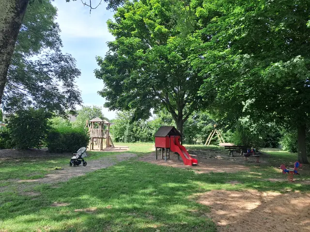 Dieser Spielplatz am Neulandsweg soll ein Grundstück weiterrücke, damit die Feuerwehr hier neu bauen kann | Foto: Anika Werner