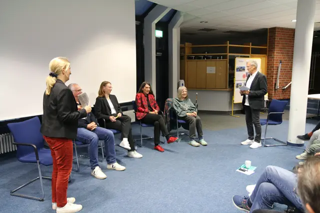 Die Moderatoren Grit Weiland und Michael Wiese mit den Diskutanten (v. li.) Peter Eckhoff, Rosanna Sievers, Kirsten Lühmann und Martha Vogelsang | Foto: Stadt Buchholz