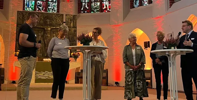 Florian Müller (v. li.), Gertrud Bernlöhr, Andrea Beecken, Uschi Müller, Gabi Volkmer und Georg Wieberneit beim Festakt | Foto: Ambulanter Hospizdienst Winsen