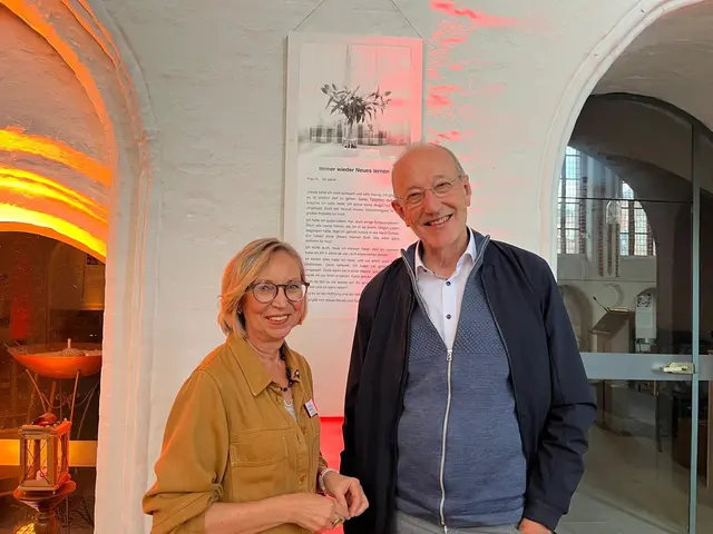 Bei der Eröffnung der Fotoausstellung: Andrea Kenne und Dr. Christoph Kern | Foto: Ambulanter Hospizdienst Winsen