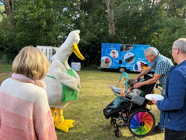 Auch Maskottechen "Luhi" kam mit den Familien ins Gespräch | Foto: Ambulanter Hospizdienst Winsen