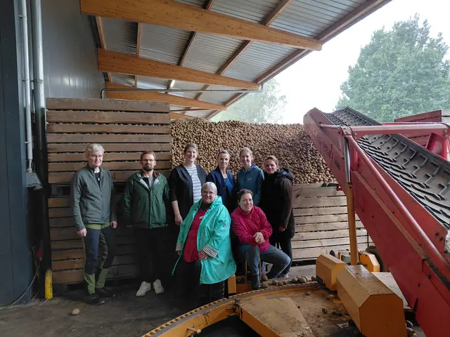 Ein Teil der Lehrkräfte beim Besuch des Hofs in Wennerstorf | Foto: Landvolk