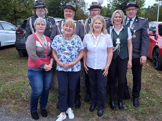 Peter und Kerstin Stöver (v. li.), Vizekönig Thomas Behrendt mit Königin Ute, Jörg und Astrid Böttcher sowie Jürgen und Nora Brandes | Foto: T. Brückner