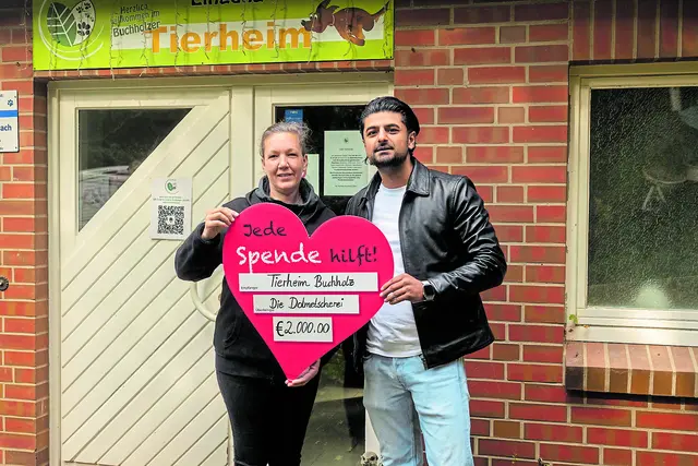 Melanie Neumann (Leiterin des Tierheims Buchholz) erhielt die Spende von Maseh Muhammad | Foto: Kenny Neumann / Tierheim
