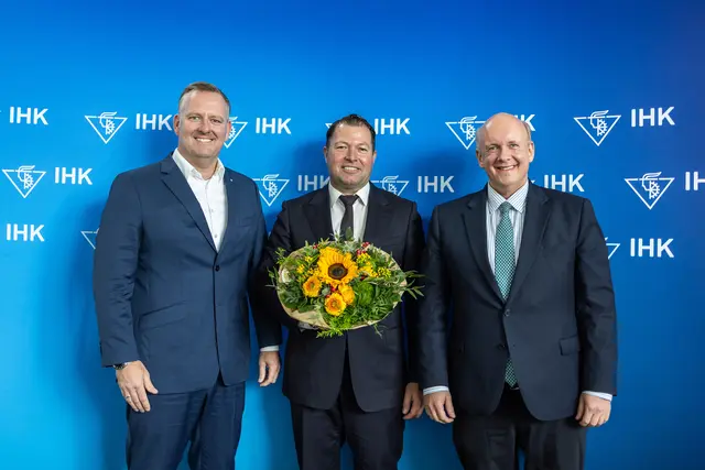 IHK-Interimspräsident Andreas Meyer (li.) und IHK-Hauptgeschäftsführer Christoph von Speßhardt (re.) gratulierten Sebastian Vossmann zur Wah | Foto: Jörg Struwe/Picselweb