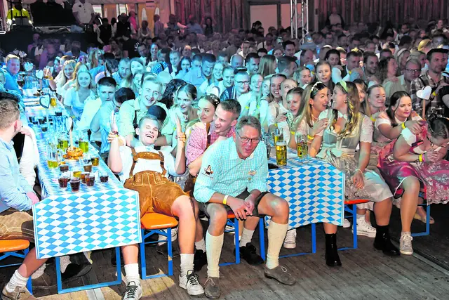 Schunkeln im Sitzen – auf dem Oktoberfest gehört das zum Standard-Programm | Foto: Bernd Meinke