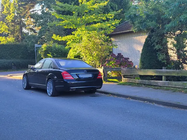 Weil er in der Nachbarstraße im Weg stand, ließ die Stadt Buchholz diesen Mercedes in den Pütjerweg schleppen | Foto: sh