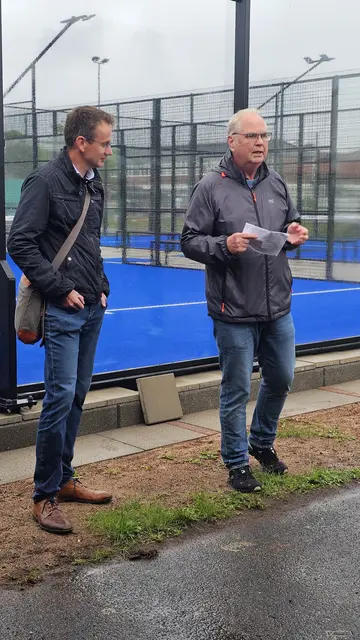 Arne Krüger (Gemeinde Jork) und Dieter Köpke lassen sich vom Regen die Freude über die abgeschlossene Sanierung nicht nehmen | Foto: Juliett Schinner