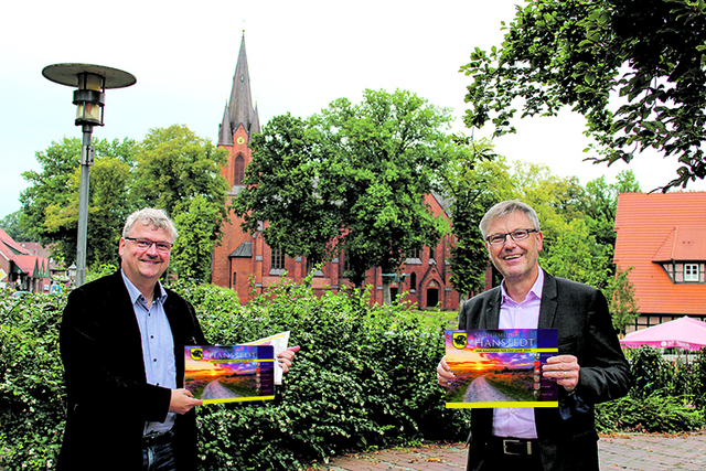Auf den Hanstedt-Kalender freuen sich erneut Hanstedts Samtgemeinde-Bürgermeister Olaf Muus (re.) und WOCHENBLATT-Mediaberater Rainer Dodenhoff | Foto: ce / MSR