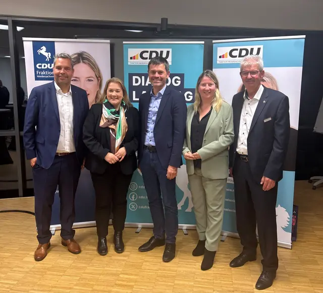 Friedrich Witt, Geschäftsführer der Lindemann-Gruppe, Landtagsabgeordnete Melanie Reinecke, Christian Frölich, baupolitischer Sprecher der CDU-Landtagsfraktion, Landtagsabgeordnete Birgit Butter, Klaus Stützer, Vertreter der Firma Viebrock | Foto: CDU Kreisverband Stade