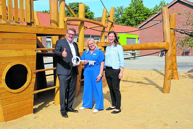 Samtgemeinde-Bürgermeister Holger Falcke übergibt den Schlüssel an Schulleiterin Sabine Dede (Mitte) und ihre Stellvertreterin Nicole Nerger | Foto: sc