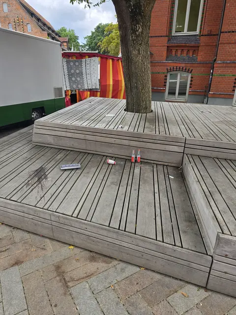 Die neuen Bänke dienen immer wieder als öffentlicher Abfalleimer | Foto: thl