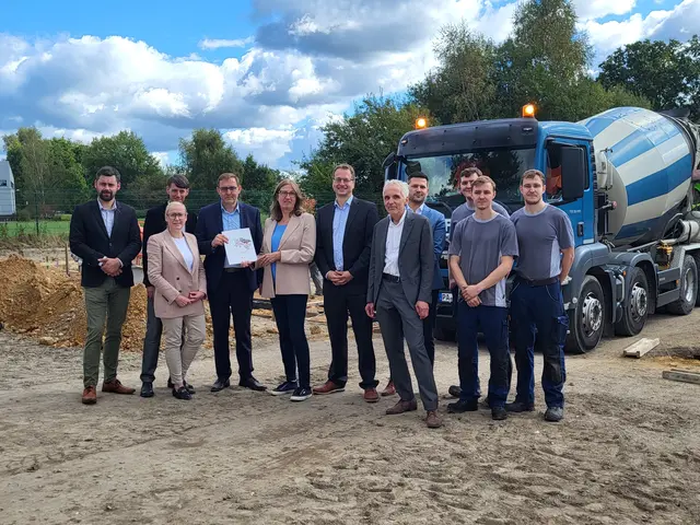 (v. li.): Jan-Peter Ebeling (Stellvertretender Bürgermeister Kakenstorf), Nadja Weippert (Grüne, Landtagsabgeordnete),
Dr. Alexander Stark (LK Harburg, Stabsstelle Kreisentwicklug/Wirtschaftsförderung), Hartmut Röschard (Geschäftsführer HR Werkzeugmaschinen GmbH), Karin Beckmann (Landesbeauftragte ArL Lüneburg), Dr. Frank Wessel (NBank), Martin Natorp (Architekt), Dominik Hartung (TGI Mittestandsberatung), Martin, Benjamin, Christian Röschard (Söhne des Unternehmers)

  | Foto: sh
