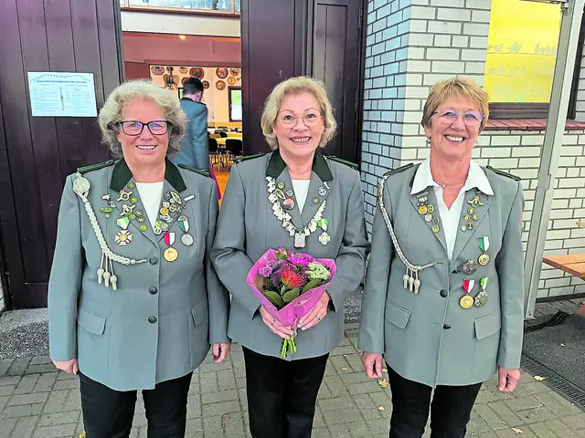 Die Damenkönigscrew (v. li.): Adjutantin Ruth Sommer, Damenkönigin Ute Schütte und Adjutantin Silvia Schütt | Foto: Verein