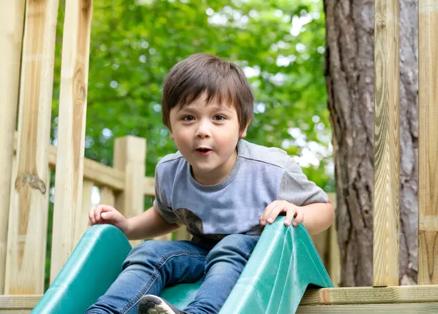 Spielplätze regen Kinder zur Bewegung an, fördern soziale Kompetenzen und unterstützen die Kreativität  | Foto: Adobe Stock /  Anchalee