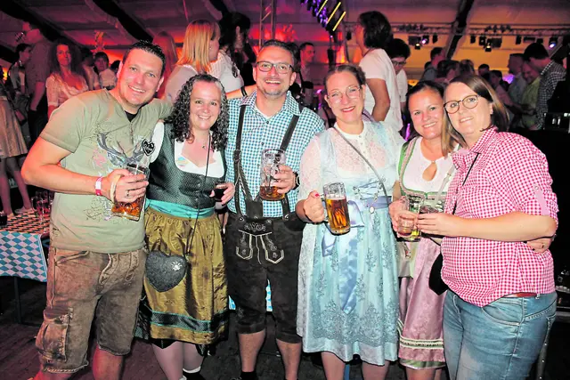 Ausgelassene Stimmung und zünftige Outfits auf dem Oktoberfest in Revenahe-Kammerbusch | Foto: Bernd Meinke