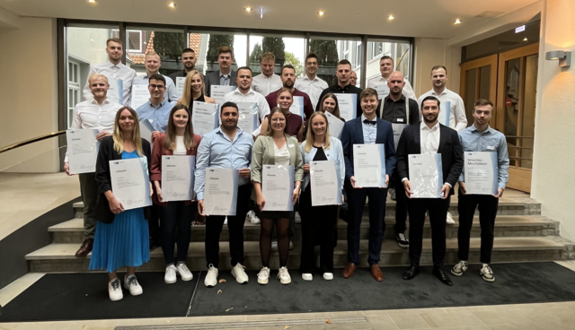  Über mehrere Monate und Jahre nahmen die jungen Frauen und Männer neben dem Beruf am Abend-, Samstags- und Vollzeitunterricht teil | Foto: IHK Elbe-Weser