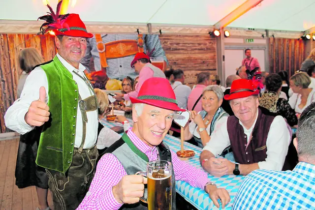 Beste Unterhaltung an den Biertischen | Foto: Bernd Meinke