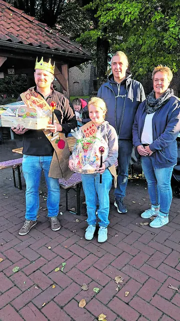 Der Apfelkönig 2024 Martin Groth (v.li.), Apfelprinzessin Greta Waller, Bürgermeister Stefan Raap und  Vorsitzende der Dorfgemeinschaft Oederquart Katrin Schütt | Foto: Dorfgemeinschaft Oederquart