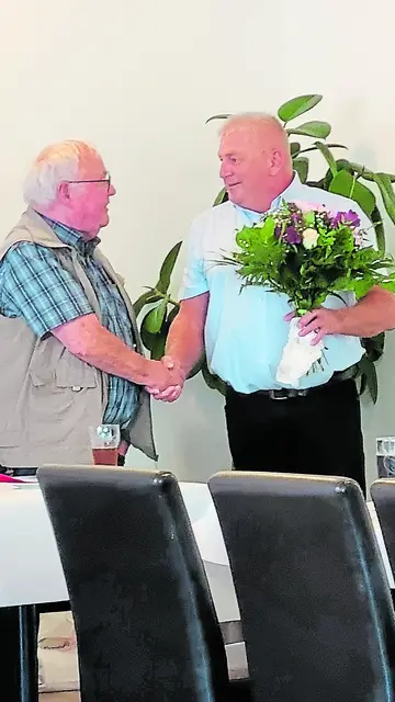 Blumen für Jörg Gabriel  (re.) | Foto: ig