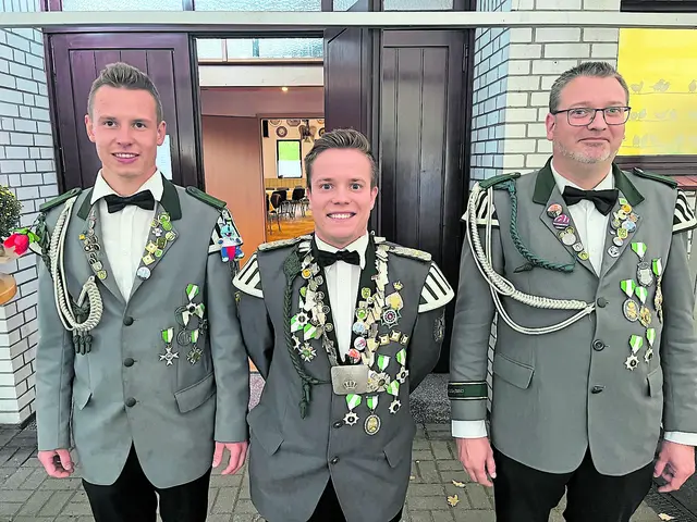 Die Vizekönigscrew (v.li.): Adjutant Malte Peters, Vizekönig Tjelle Illner und Adjutant Christian Westermann | Foto: Verein
