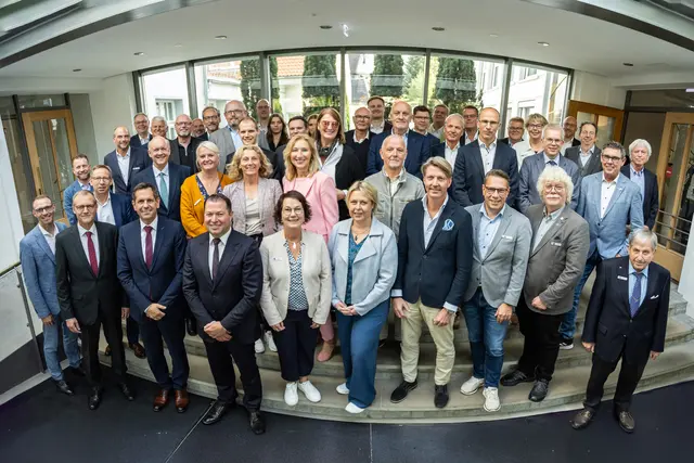 Nach der Präsidentenwahl tauschten sich die Vollversammlungsmitglieder der IHK Elbe-Weser mit dem niedersächsischen Ministerpräsidenten Olaf Lies (vorn, 3. v.  li.) aus | Foto: Jörg Struwe/Picselweb   