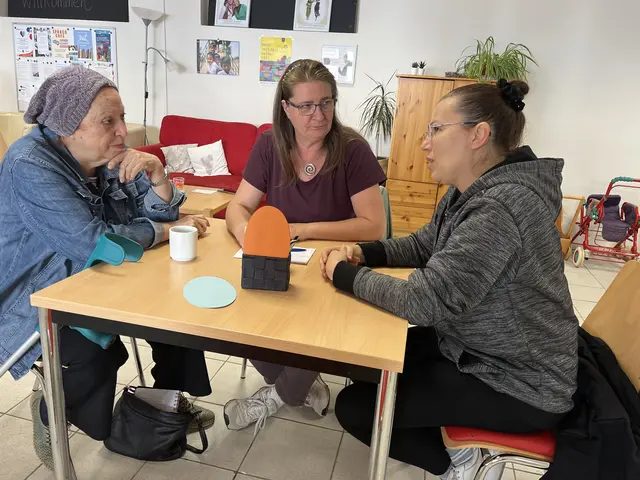 Wafaa Darwiecheh (71), Ehrenamtshelferin Jeannine B. (50) und Olena Druganova (40) tauschen sich zum Wochenthema "Mein Tag" aus (v.l.n.r.) | Foto: Sandra Polenz