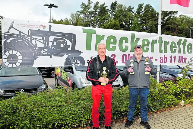 Uwe Kanngießer (li.) und Horst Burmann haben sich in den vergangenen Jahren stets für das Treckertreffen eingesetzt | Foto: Axel-Holger Haase