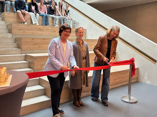 Bürgermeisterin Katja Oldenburg-Schmidt (v.li.), Schulleiterin Bettina Fees-McCue und Stadtbaurätin Michaela Springhorn eröffnen den Neubau feierlich | Foto: pau