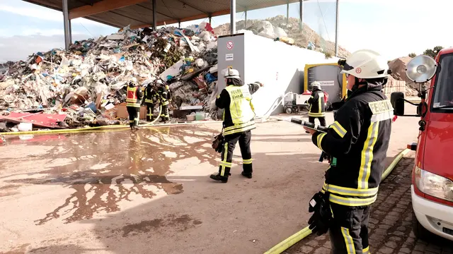 Feuerwehrleute aus der Samtgemeinde Oldendorf/Himmelpforten und von der Kreisfeuerwehr zusammen mit Mitarbeitern des Recycling-Betriebes mit schwerem Gerät bei der Brandbekämpfung und Abtragen der brennenden Abfälle | Foto: Rolf Hillyer-Funke/ Feuerwehren SG Oldendorf-Himmelpforten